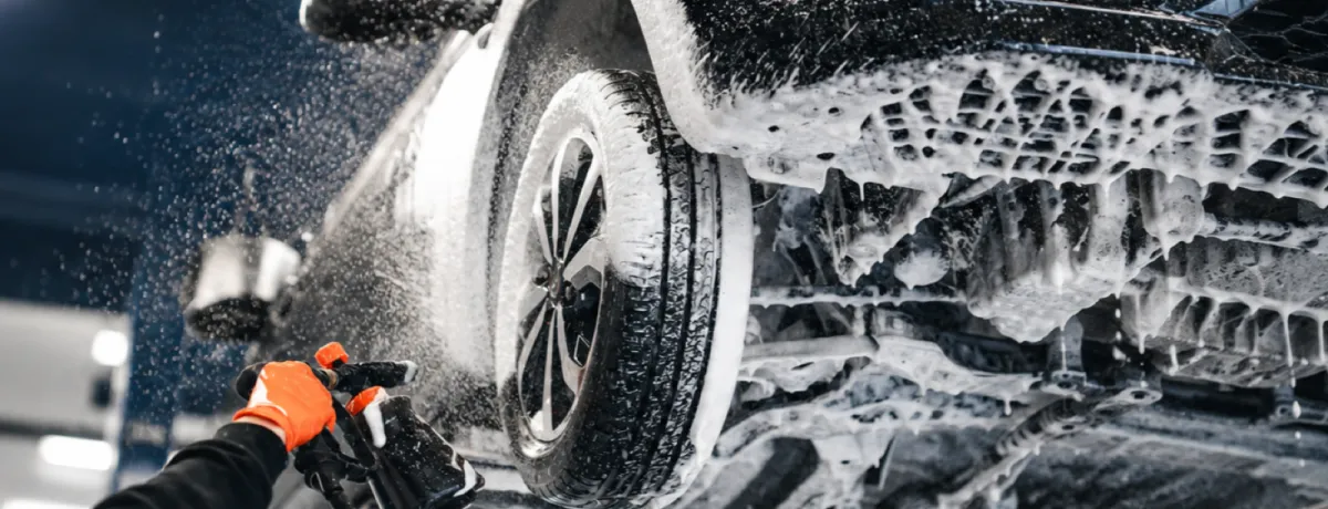 Voiture sur pont élévateur dans un centre ValueMyCar, prête pour un lavage du châssis