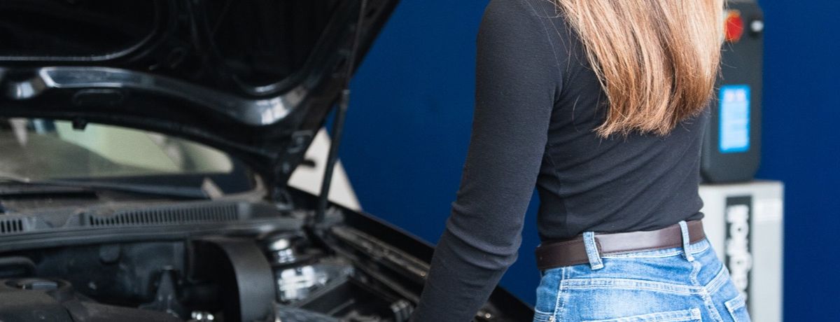 Diagnostic mécanique sous le capot d’une Volkswagen
