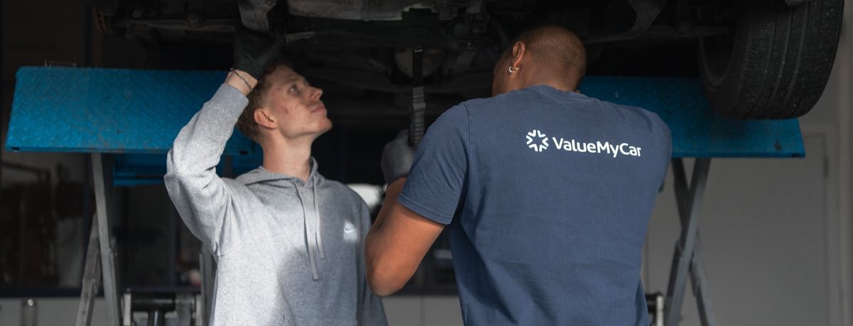 Diagnostic d’un véhicule par deux mécaniciens dans l’atelier ValueMyCar