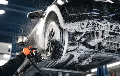 Voiture sur pont élévateur dans un centre ValueMyCar, prête pour un lavage du châssis