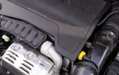 Vue rapprochée d'un compartiment moteur 1.2 PureTech ouvert