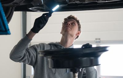 Diagnostic du soubassement d’une voiture avec une lampe d’atelier