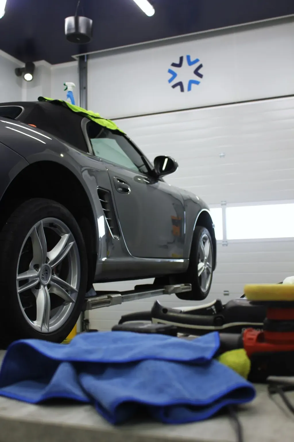 Detailing d'une Porsche Boxster S grise dans le box