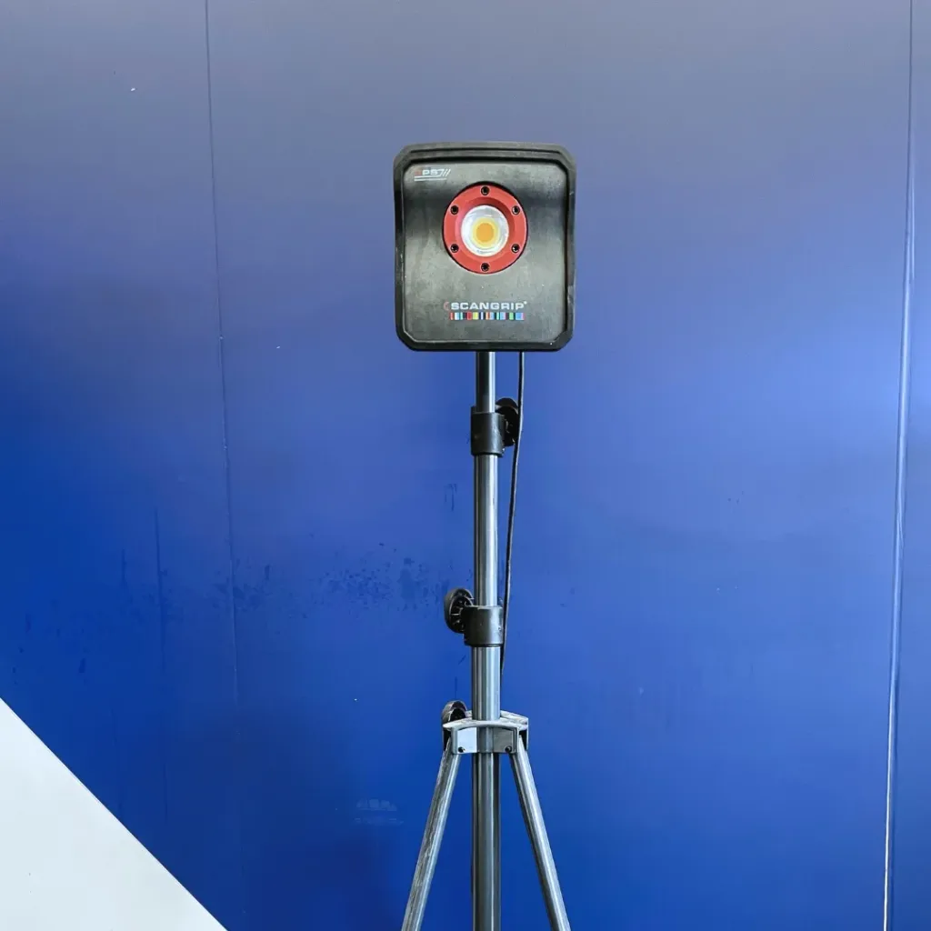 Une lampe sur son support Scangrip