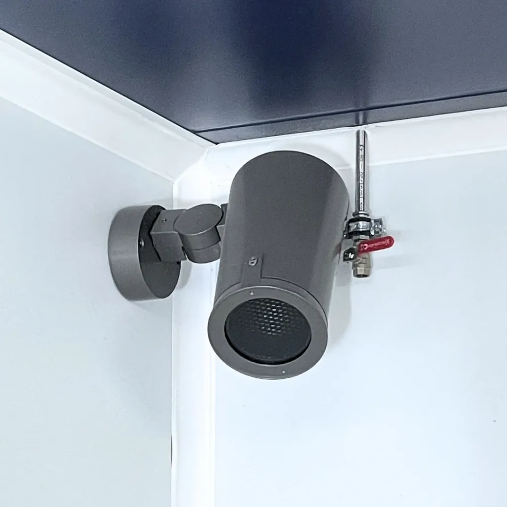 Une lampe de detailing accrochée au mur