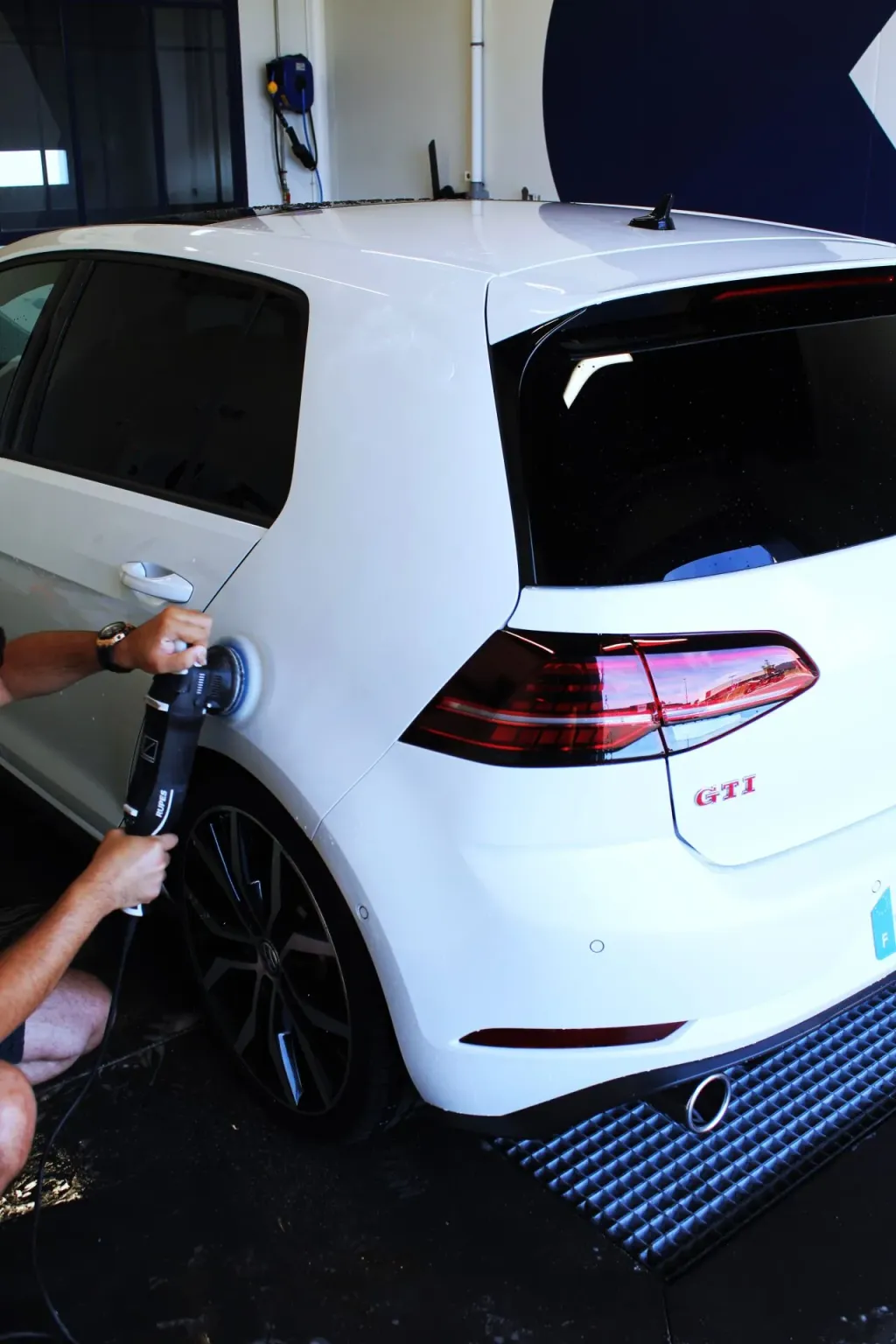 Polissage de la carrosserie d'une Golf 7 GTI blanche