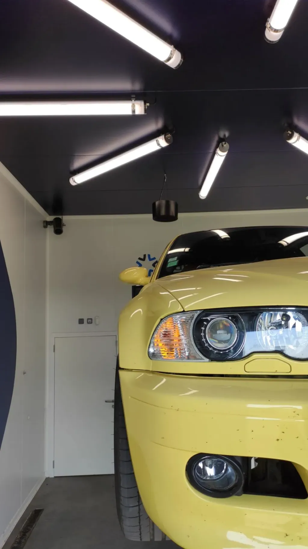 Polissage de la carrosserie d'une BMW M3 E46 jaune