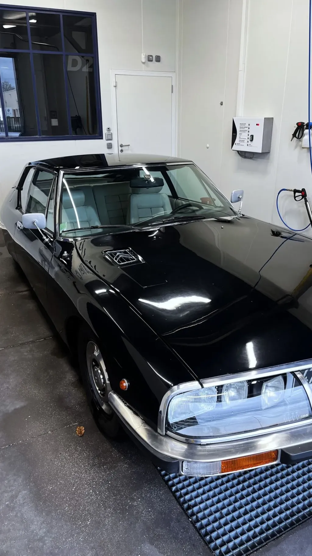 Citroën SM noire dans le box lavage