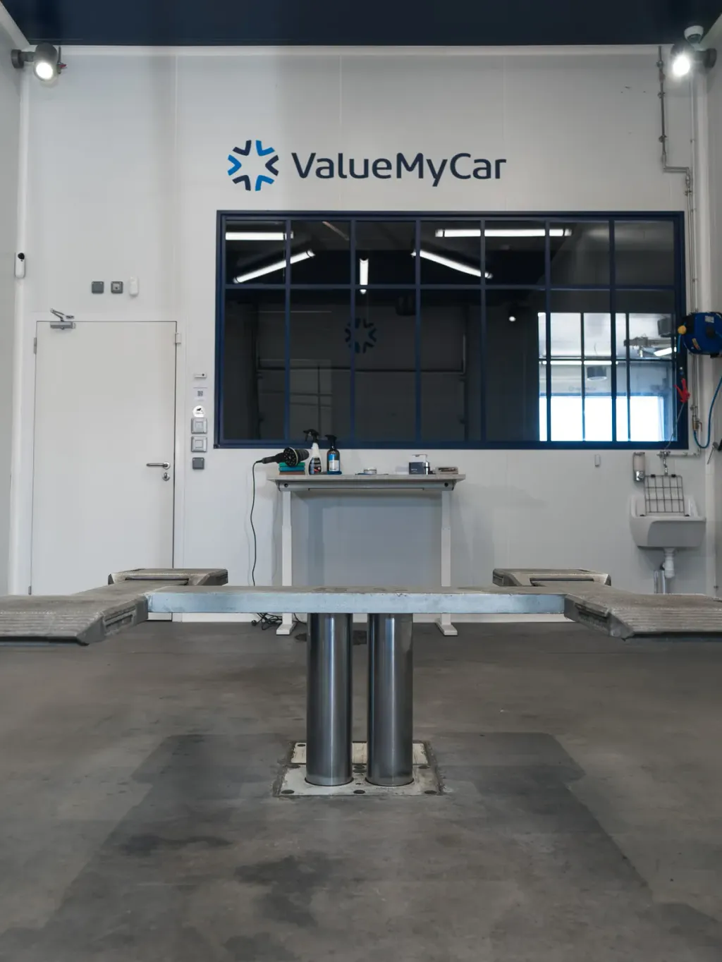 Box detailing avec son pont et l'enseigne ValueMyCar