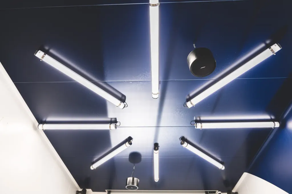 Rampe d'éclairage LED au plafond du box lavage