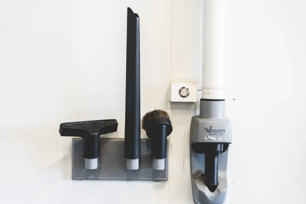 Embouts d'aspirateur rangés sur leur support mural