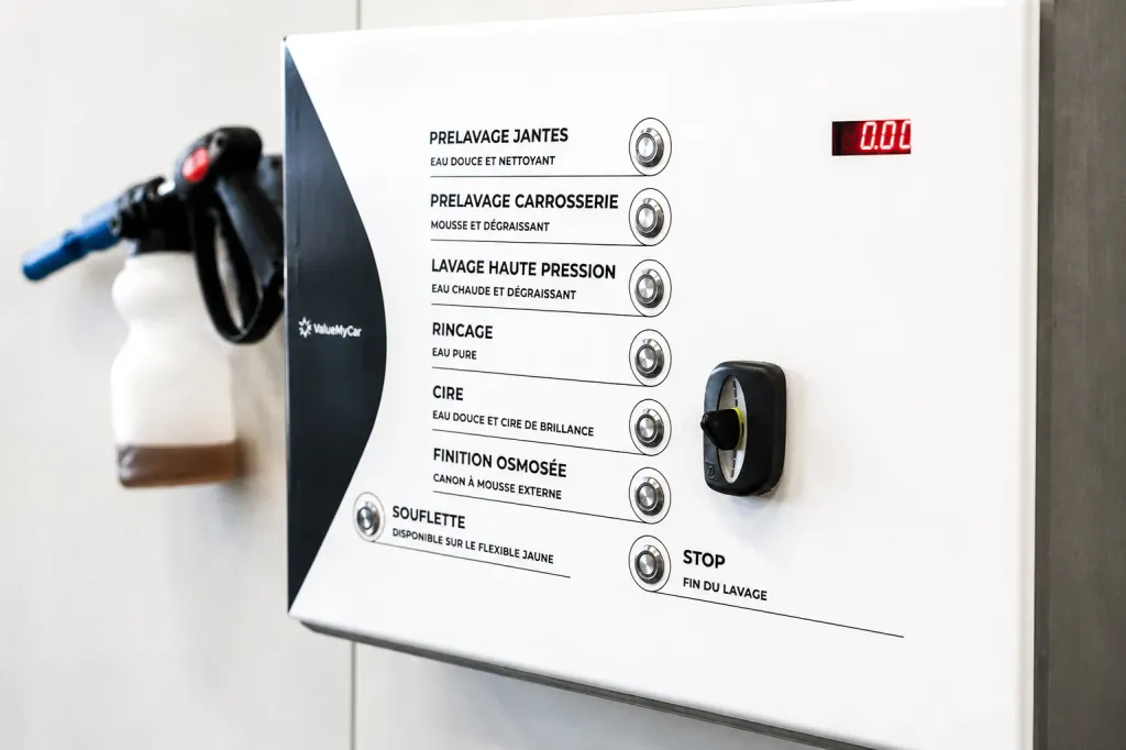 Panneau de commande du box lavage avec canon à mousse