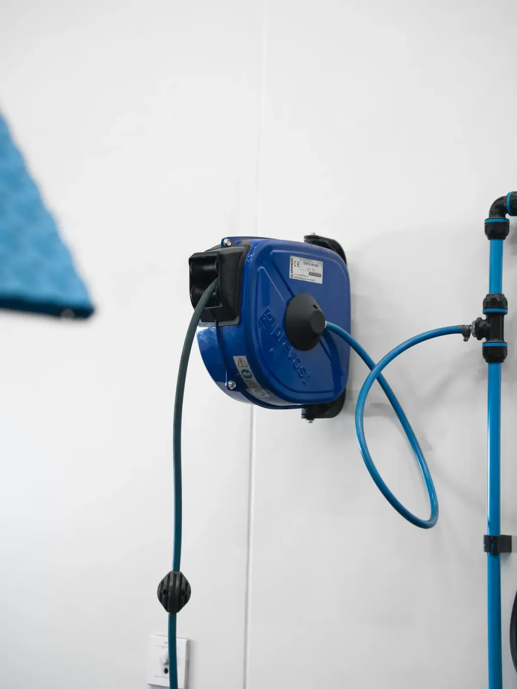 Enrouleur d'air comprimé fixé au mur