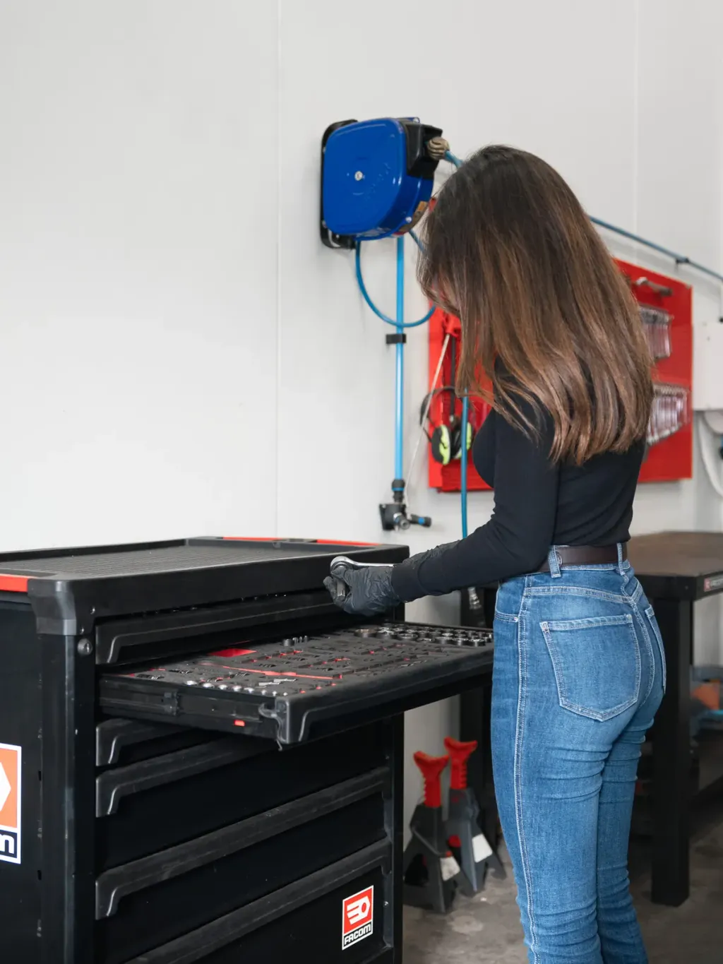 Cliente ouvrant une servante d'outillage