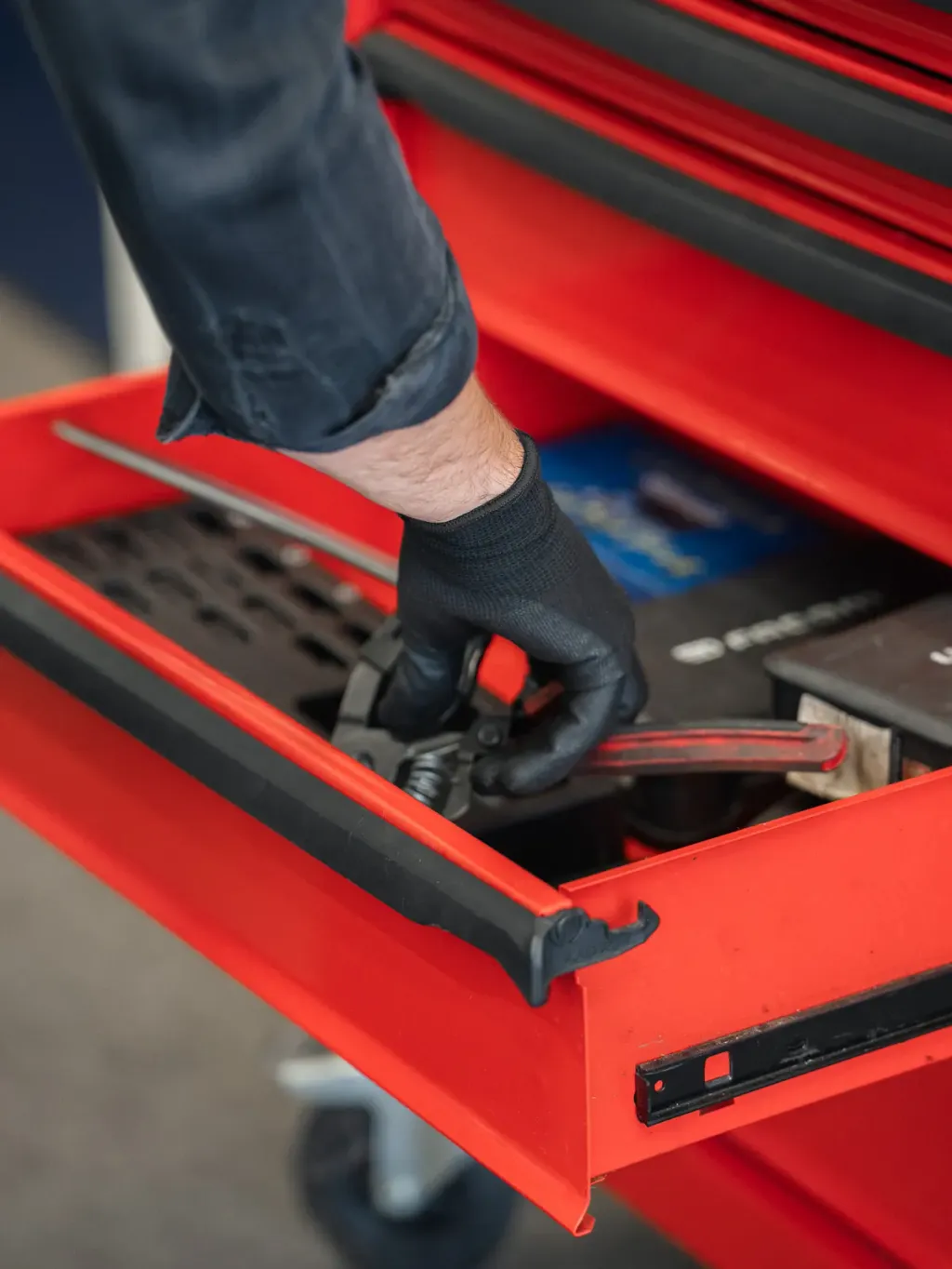 Tiroir de servante rouge rempli d'outils